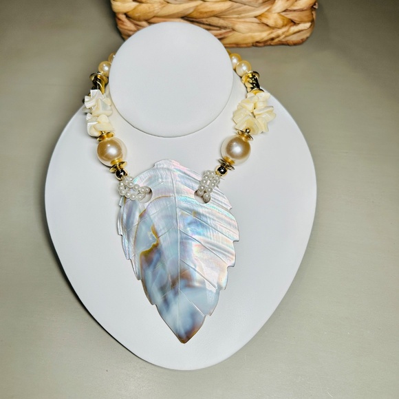 Vintage Beautiful Mother of Pearl Carved Leaf pendant necklace - Picture 11 of 16